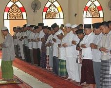 Gambar Orang Yang Sedang Shalat Berjamaah